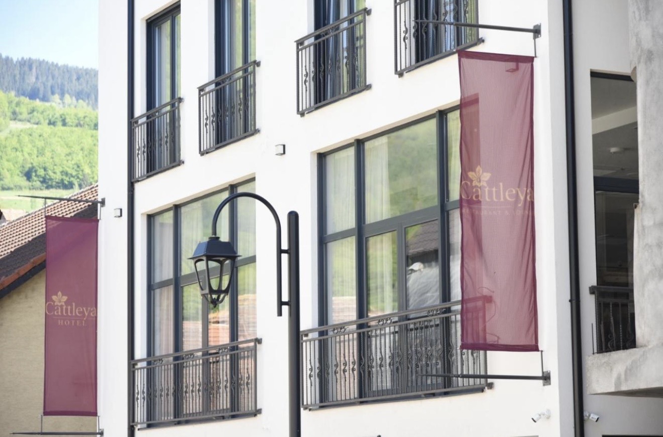 Hotel Cattleya — ulaz sa zastavama